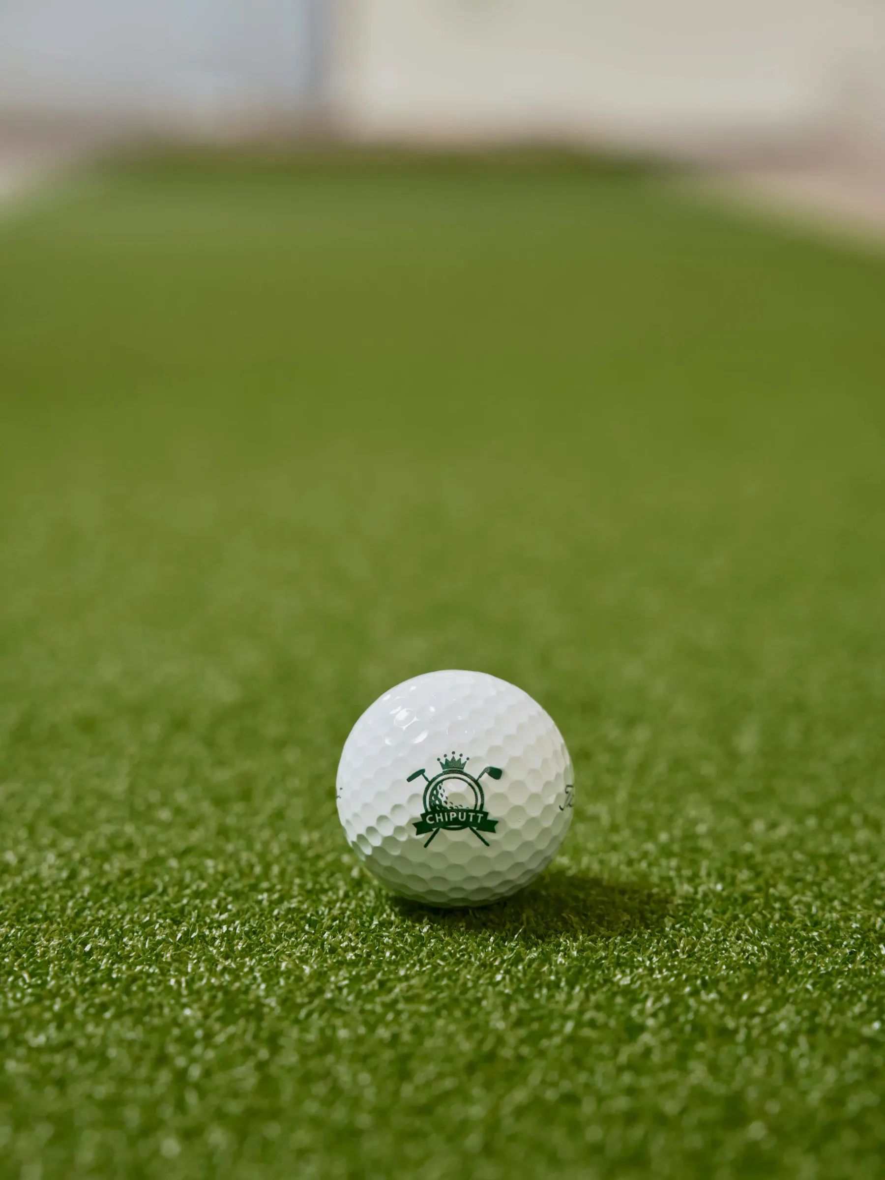 Balle de golf sur un putting green en gazon synthétique