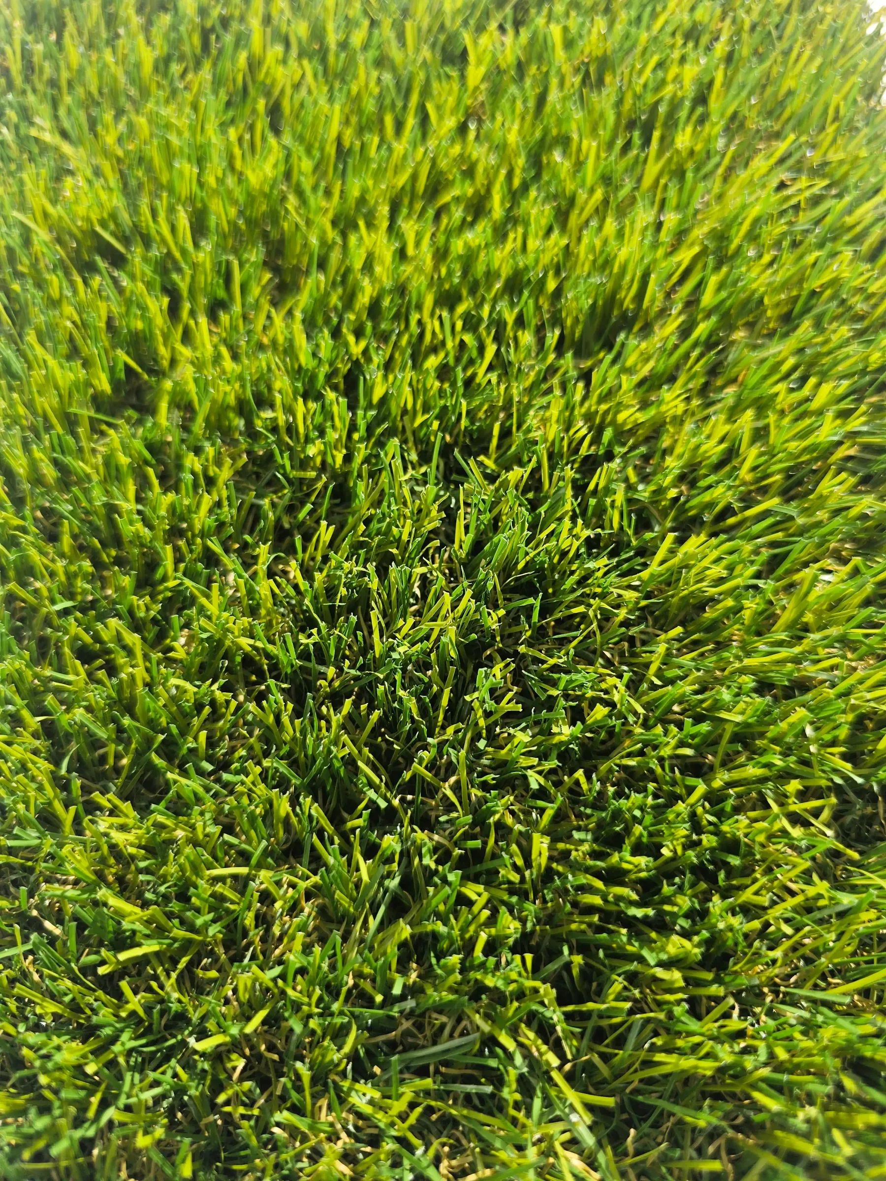 Gros plan des brins du gazon synthétique Vally 45, vert et olive avec frisé jaune